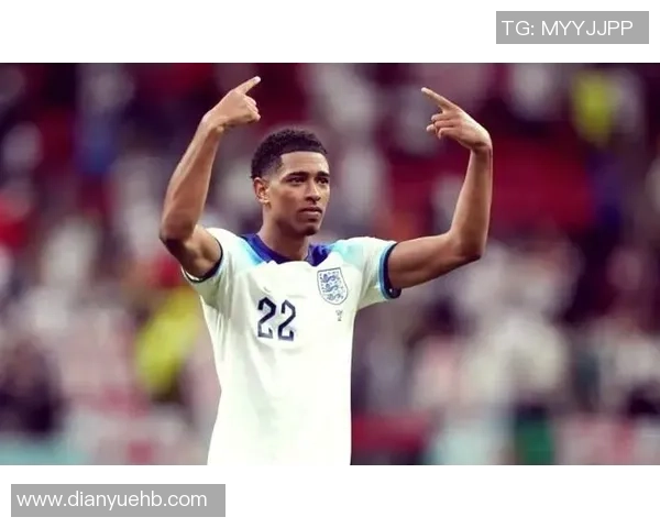 现役足球明星风采全解析 揭秘足坛顶尖球员的训练与比赛背后故事